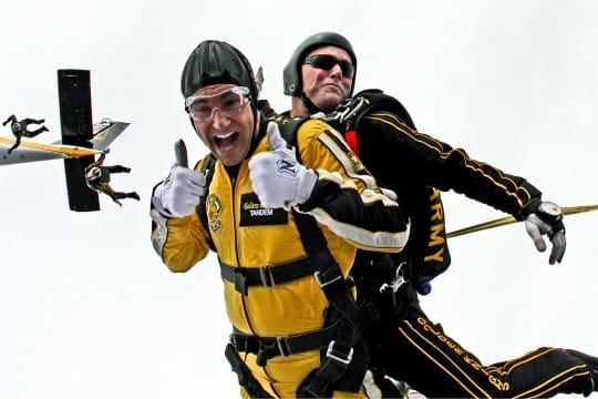 tandem-skydivers-603631_1280